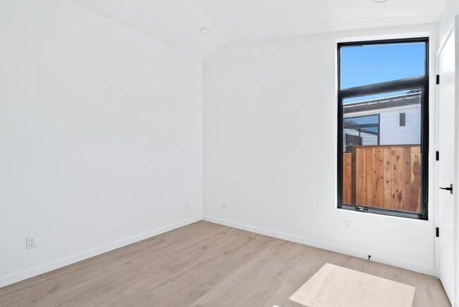 Building Photo - 1570 7th Ave