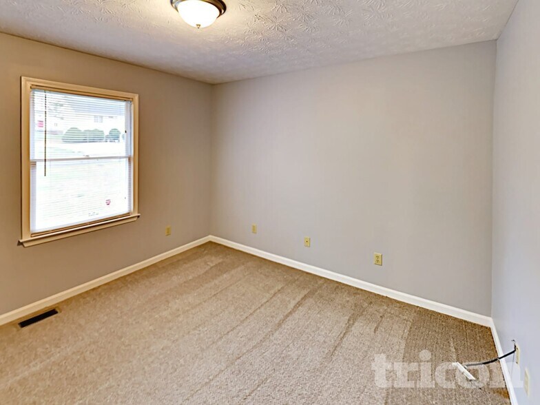 Building Photo - 2815 Club Forest Dr SE