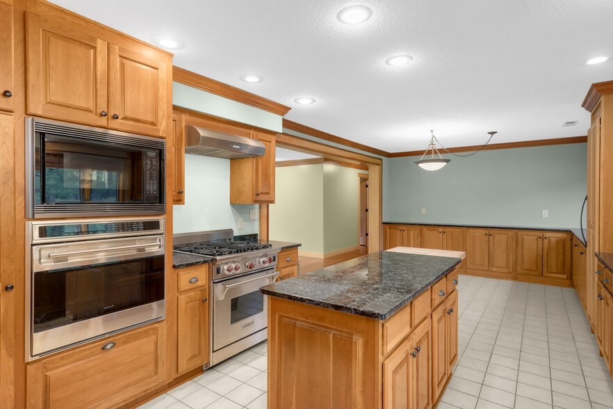 High-end appliances - 19 Point Rd