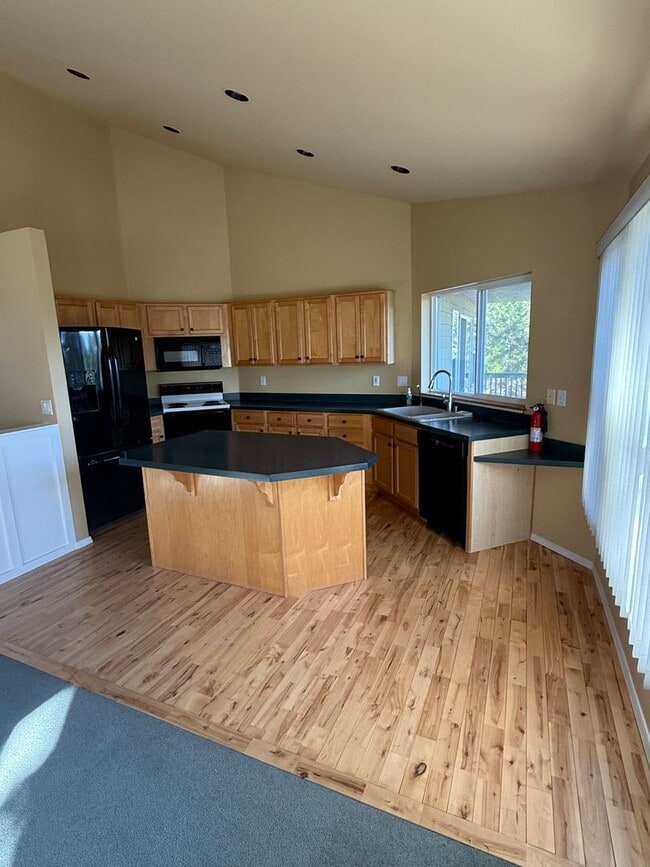 Building Photo - Spacious 5 Bedroom / 3 Bathroom Home for Rent in Lakeside, Montana