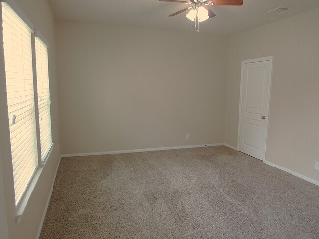 Building Photo - Spacious, modern and close to everything