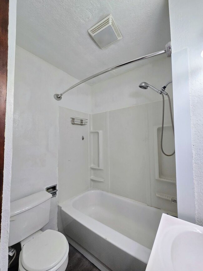 Building Photo - 2 bedroom 1 bath