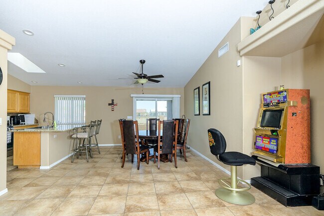 Building Photo - 2121 Desert Lakes Dr
