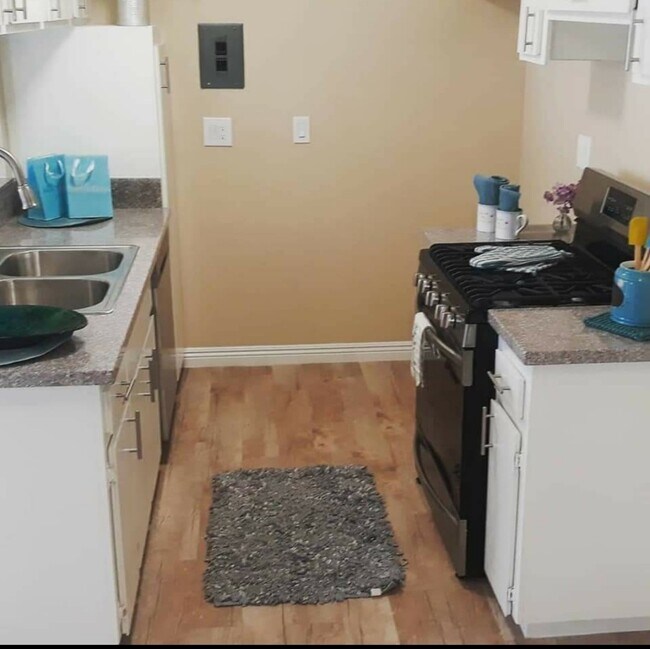 Building Photo - 9146 Somerset Blvd