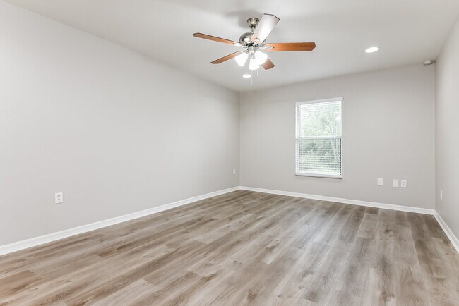 Building Photo - 543 Hummingbird Ct