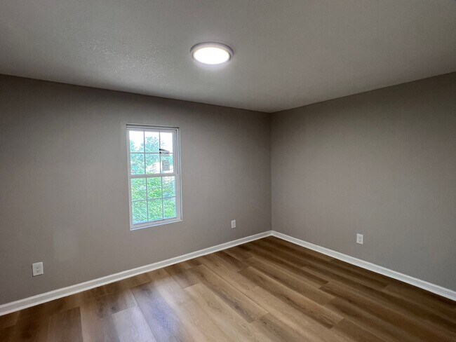 Building Photo - Beautifully Renovated 6 Bedroom, 2 Bathroo...
