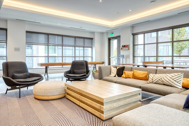 Building Photo - 985 Albion St