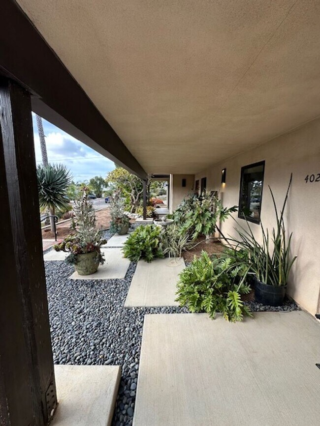 Building Photo - 402 S Clementine St