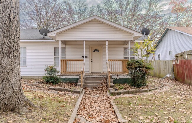 Building Photo - * Move-In Special * Cozy 3 Bed, 1 Bath Hom...