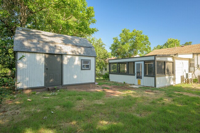 Building Photo - 3716 SE 23rd St