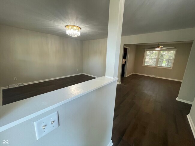 Building Photo - 1416 Miami Ct S