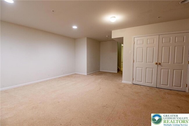 Building Photo - 955 King Way