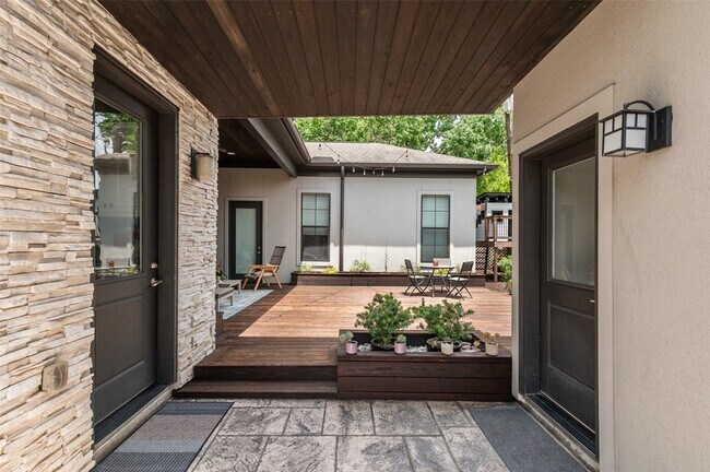 Building Photo - 5655 Locke Ln