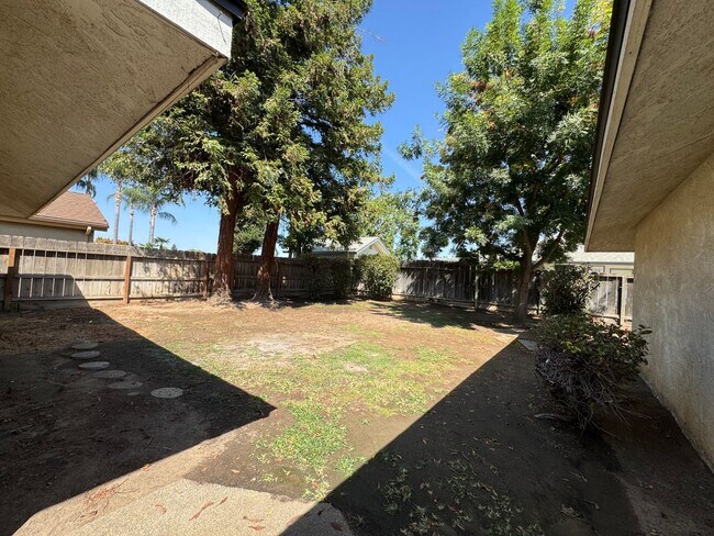 Building Photo - 657 W Escalon Ave