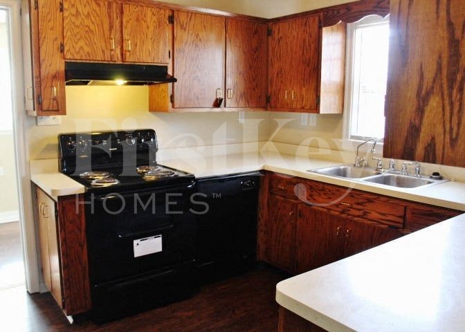 Building Photo - 5614 N Victoria Dr