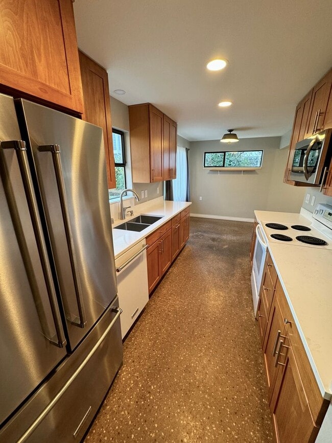 Building Photo - Large Mid-Century Charmer in Sunset Hill!