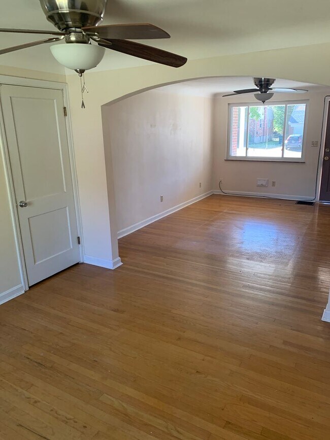 Building Photo - Lovely Ranch Home with Hardwood Floors and...