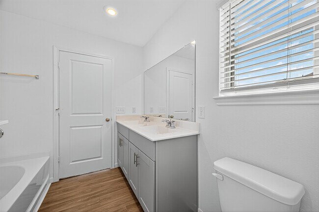 Building Photo - 1028 Laguna Cv Dr