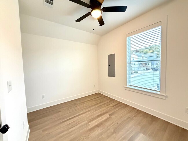 Building Photo - $2,500 Move-In-Special