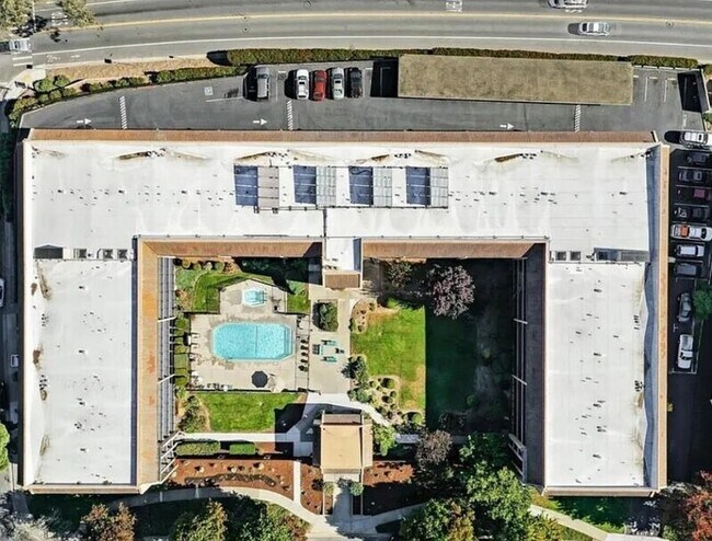 Building Photo - 870 Park Ave