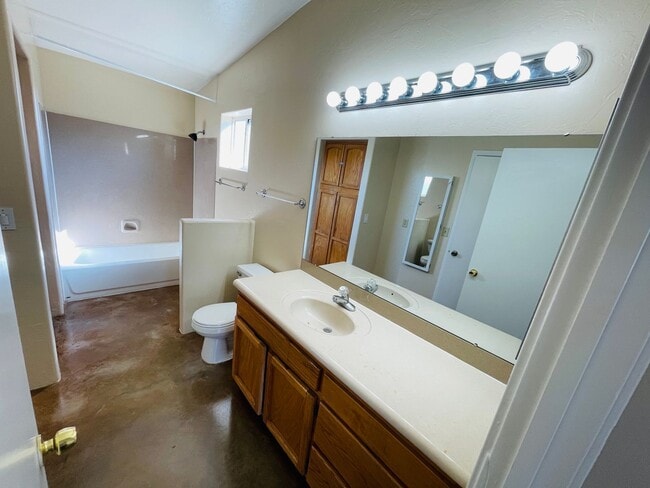 Building Photo - Single Family Home Style Unit w/ A/C, High...