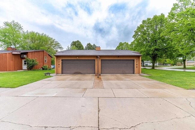 Building Photo - 1701 Saint Agnes Dr