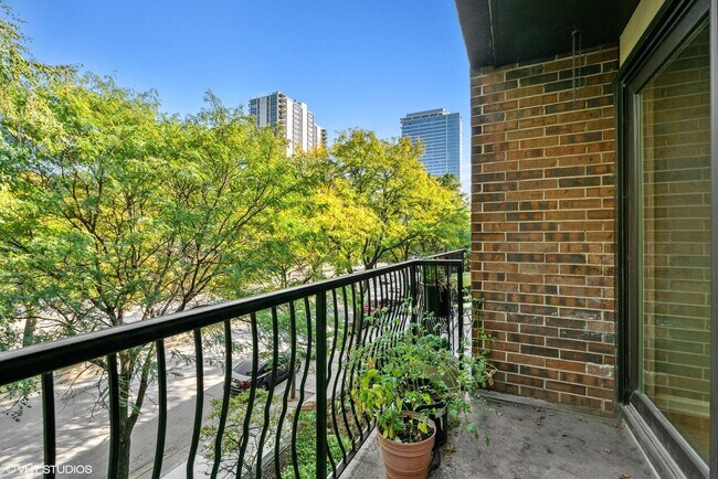 Building Photo - 1330 N La Salle Dr