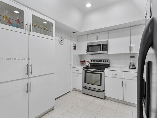 Building Photo - 5555 Collins Ave