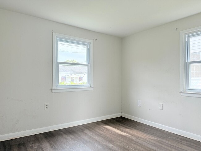 Building Photo - 2 bed, 1 bath Seaford Home with a Private Yard!