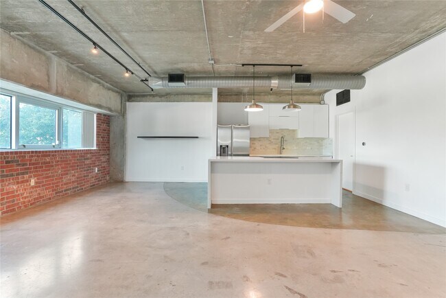 Building Photo - 2000 Bagby St