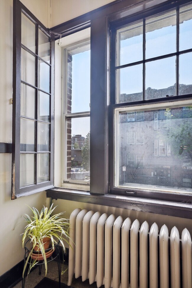 Building Photo - 2733 Girard Ave S