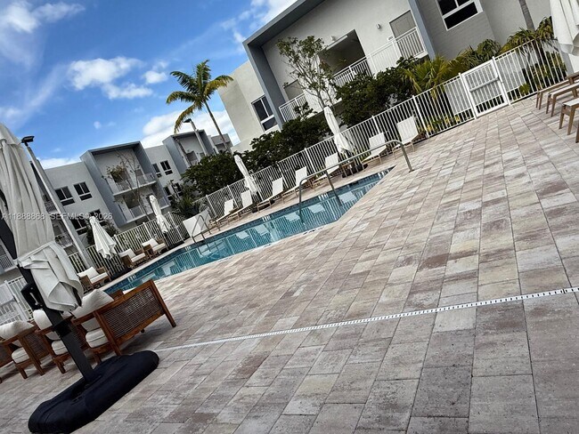 Building Photo - 610 NE 2nd St