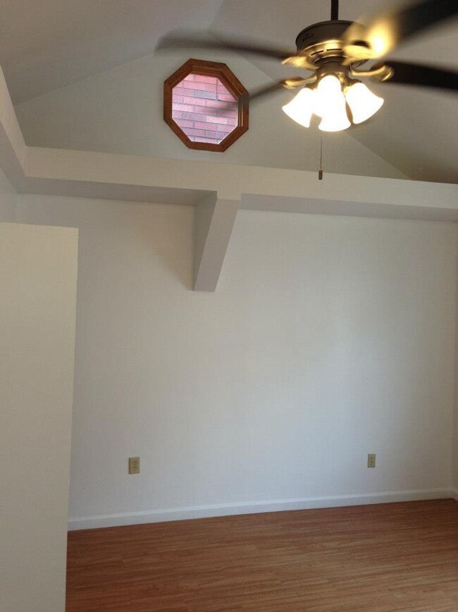 Building Photo - Newly Renovated Luxury 2 bedroom on a dead...