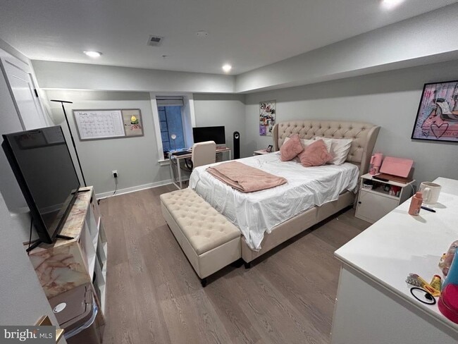 Building Photo - 5830 Henry Ave