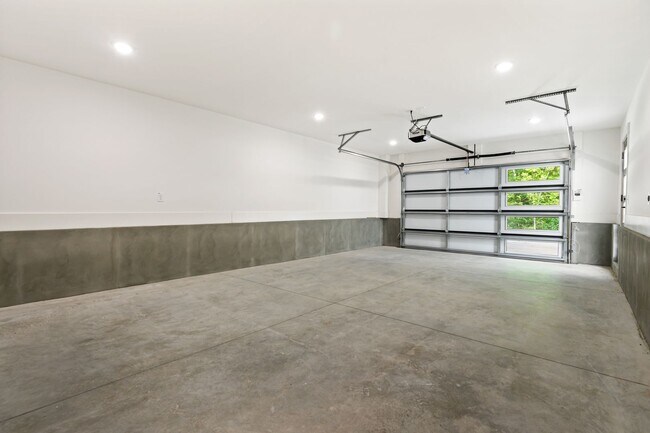 Building Photo - Modern 4-bedroom, 4-bathroom Custom Home D...