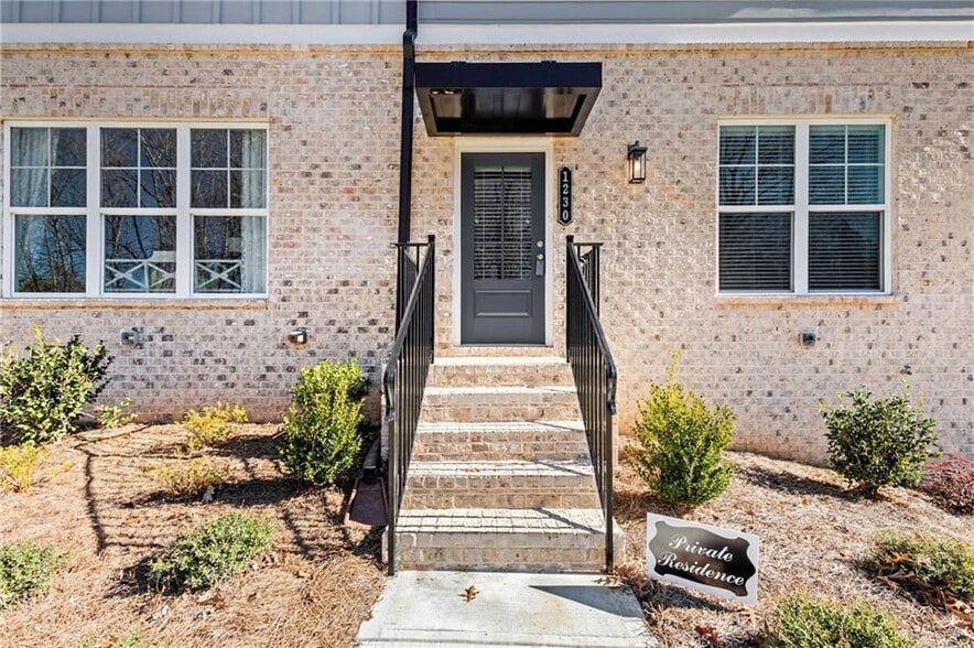 Building Photo - 1230 Ainsworth Alley