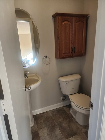 Half bath - 3231 Dorian Rd