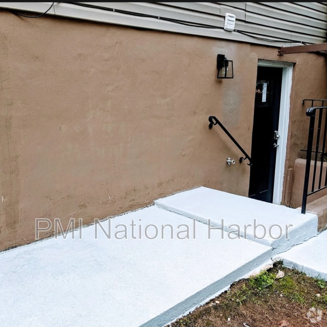 Building Photo - 702 Leeward Ct