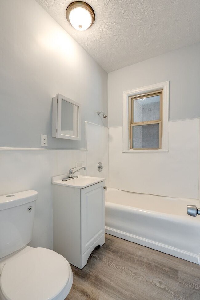 Building Photo - 2-Bedrooms