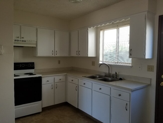 Building Photo - 1112 SW 5th St