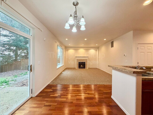 Building Photo - 958 SE Roundelay St