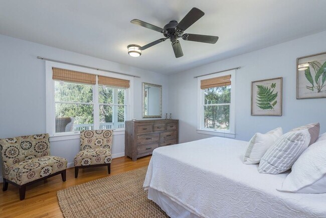 Building Photo - Weaverville Farmhouse Rental!