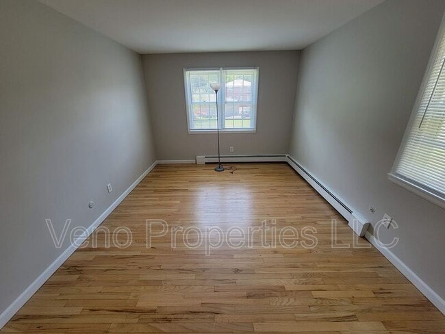 Building Photo - 9/11/13 Village Dr.