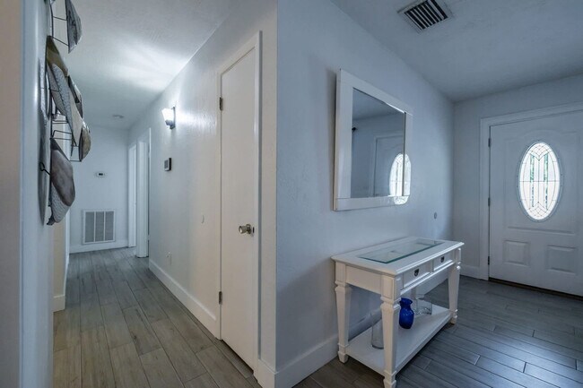 Building Photo - 208 Woodbine Ave