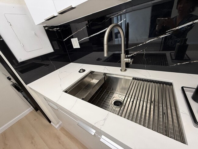 Building Photo - Luna-Liho Towers - Fully renovated, washer/dryer in the unit, AC