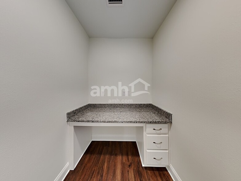 Building Photo - 203 Banyan Frst Dr
