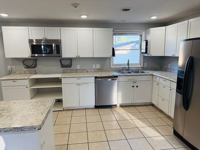 Building Photo - West End Location, Perfect for Daycare Cen...