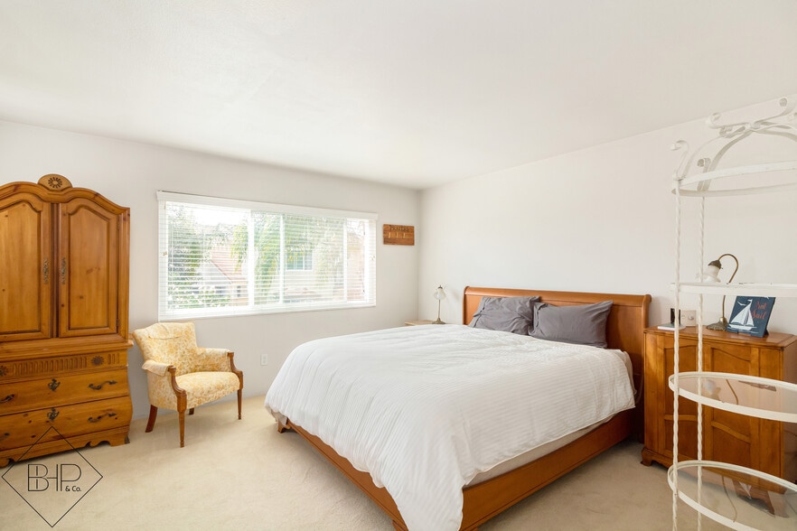 Master Bedroom with King Bed - 1987 Willow Ridge Dr