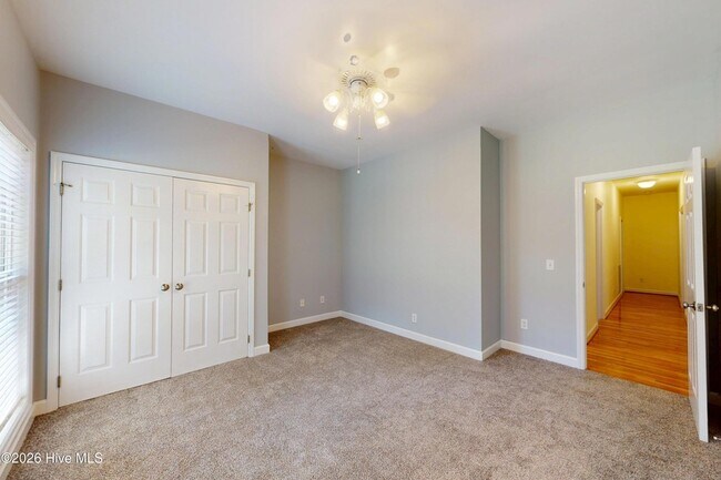 Building Photo - 1140 Greenbriar Dr
