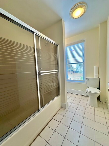 Building Photo - 386 Centre St